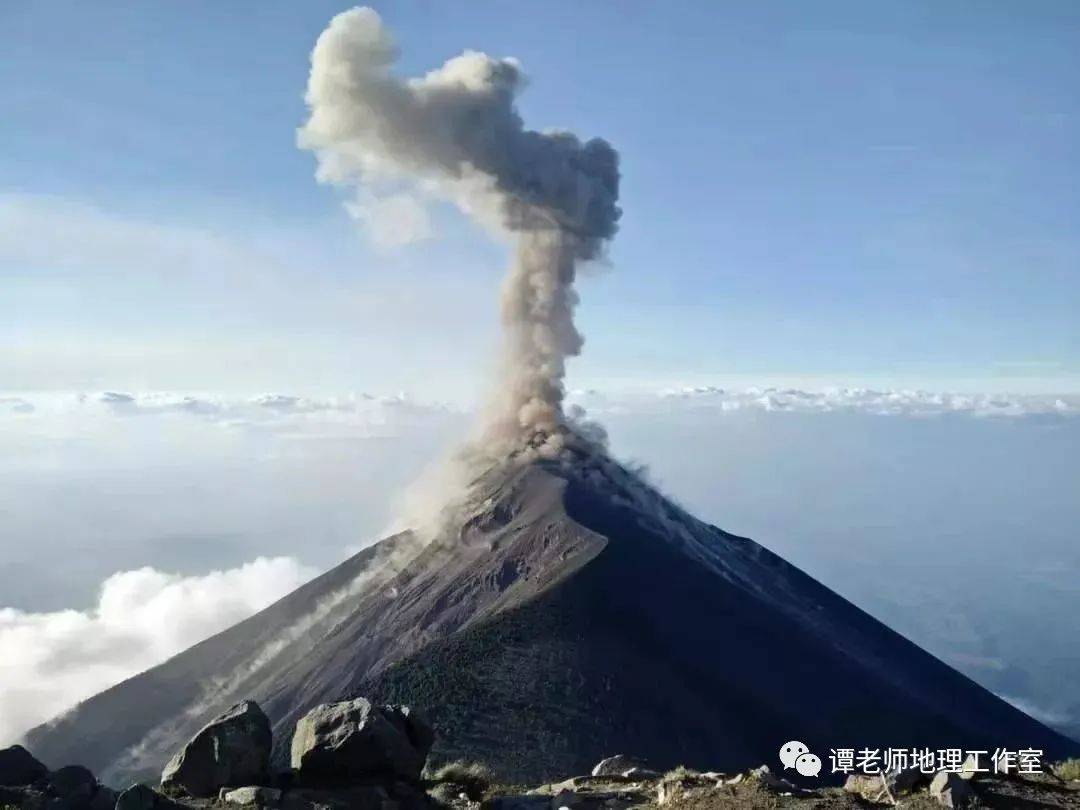 火山爆发的瞬间乌云滚滚自然风景素材设计