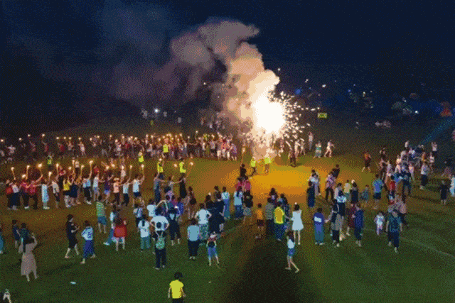 围坐在篝火前跳舞歌唱 吃着烧烤把酒言欢 漫天星辰下热闹的篝火晚会