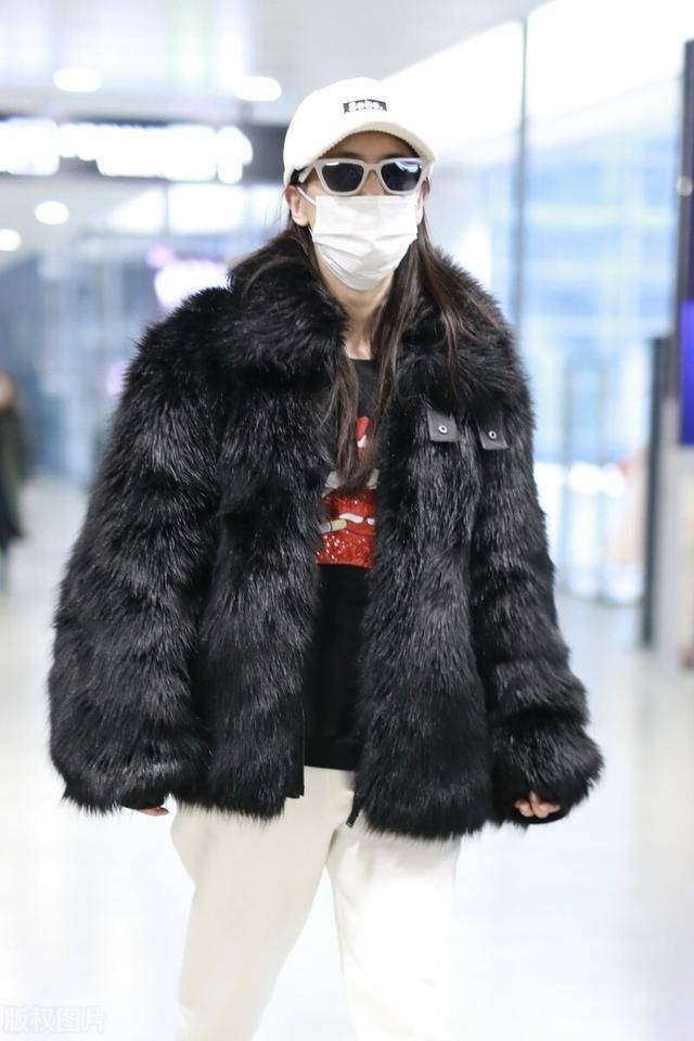 皮草搭的白裤子 0f04b2a82a084b4b9558a8c69b57f333.jpeg