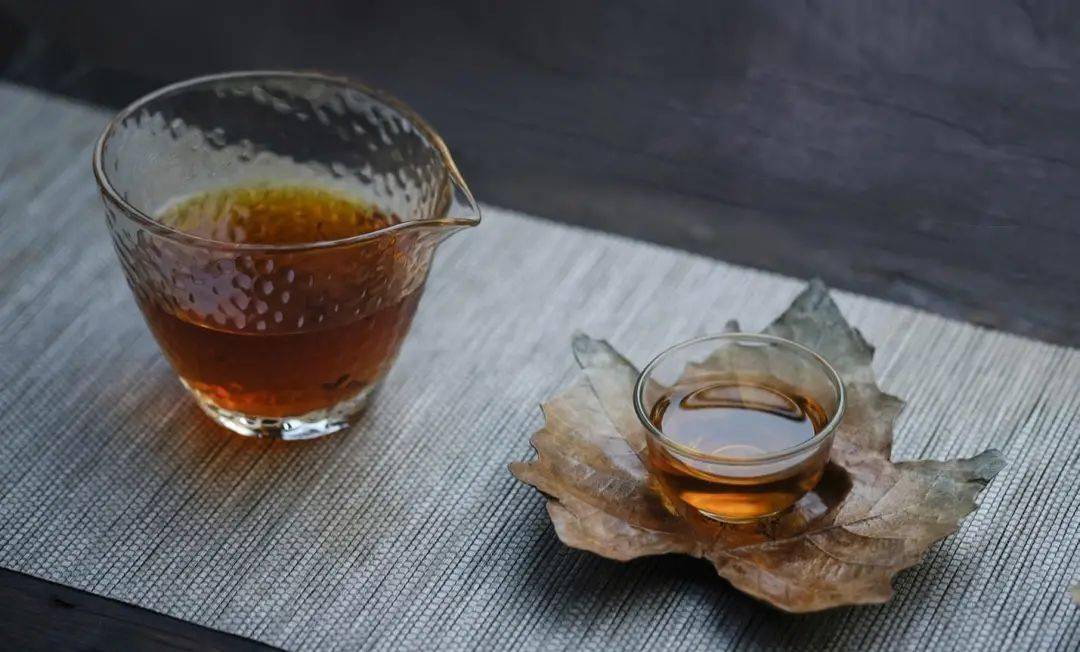 0 4 过烫茶 茶水绝不能"趁热喝",否则可能会对食道和胃产生较强的