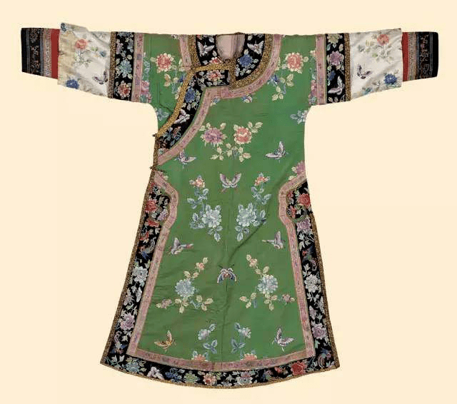 从广义上讲,旗袍经历了清代旗袍,改良旗袍和新兴旗袍三个发展阶段.