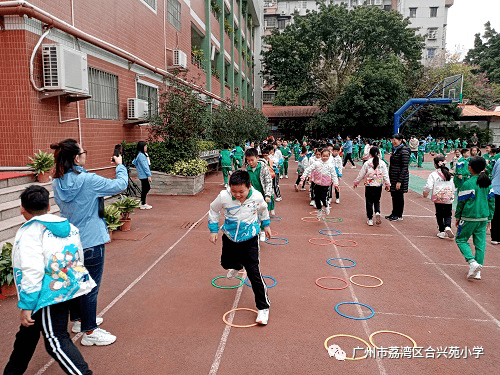 它既展示了合兴苑小学学生良好的精神风貌和体育风采,也让冬日的校园