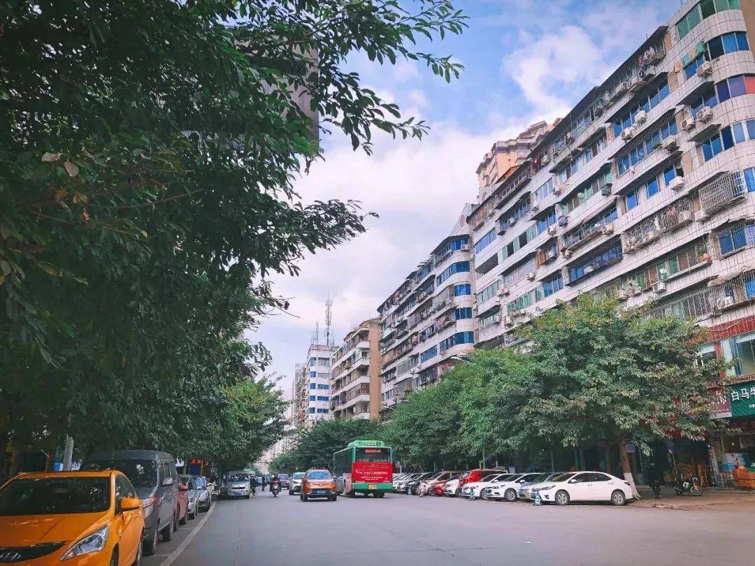 复兴巷一直觉得,旧街巷要在雨天来游.