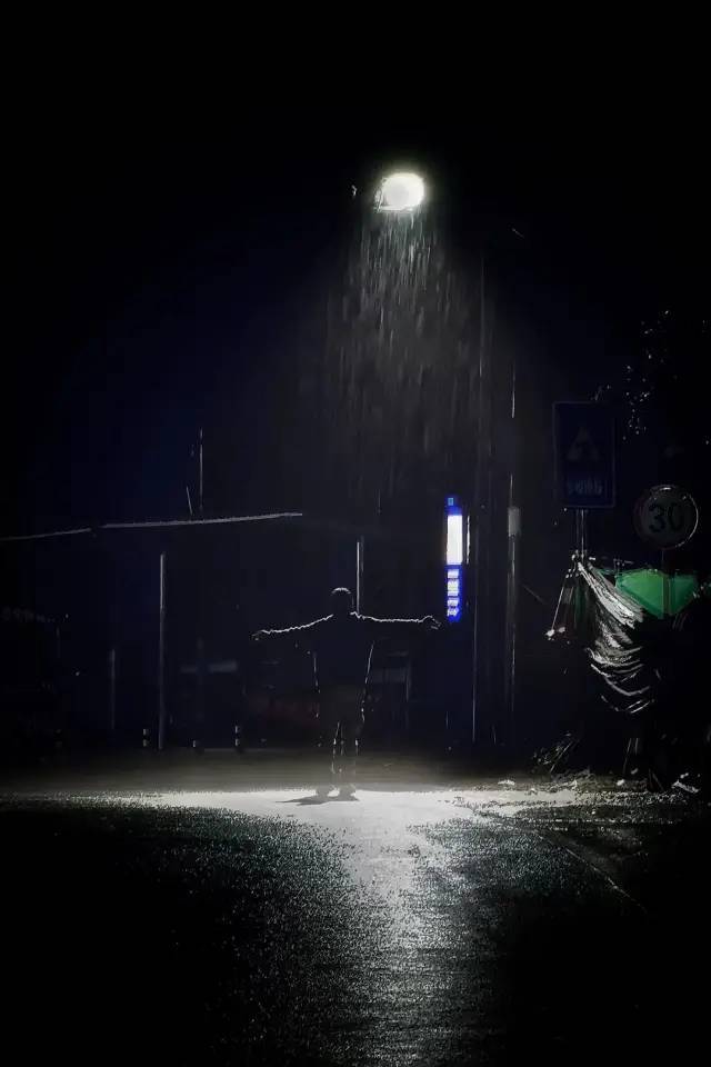 技术奇才类·在暴雨中拥抱自由的一幕是《肖申克的救赎》里很经典