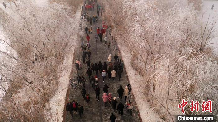 新疆南部举行冬雪游 民众体验冬游乐趣