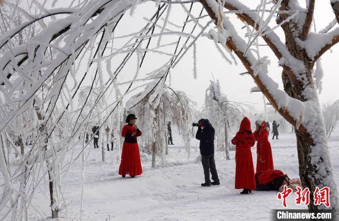 新疆南部举行冬雪游 民众体验冬游乐趣