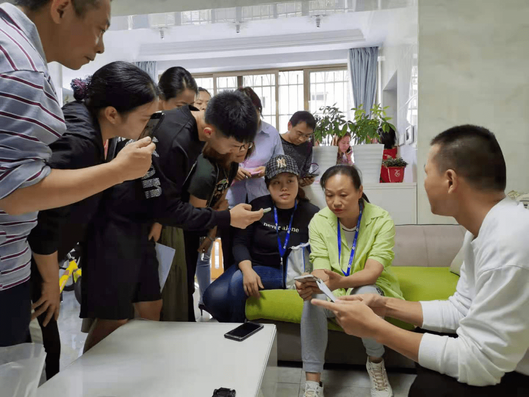 人口普查普查员风采_人口普查普查员证(3)