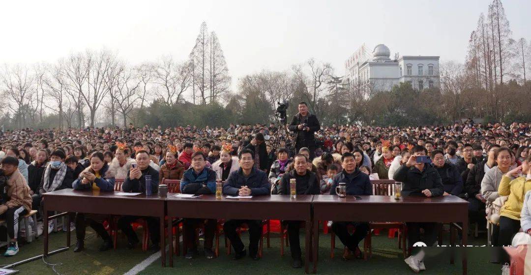 场面壮观舒城中学全校师生共贺新年