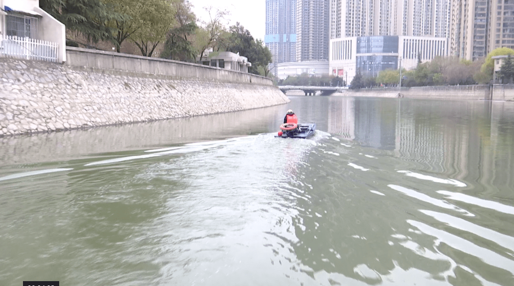 情暖河道工走近南淝河梳妆师