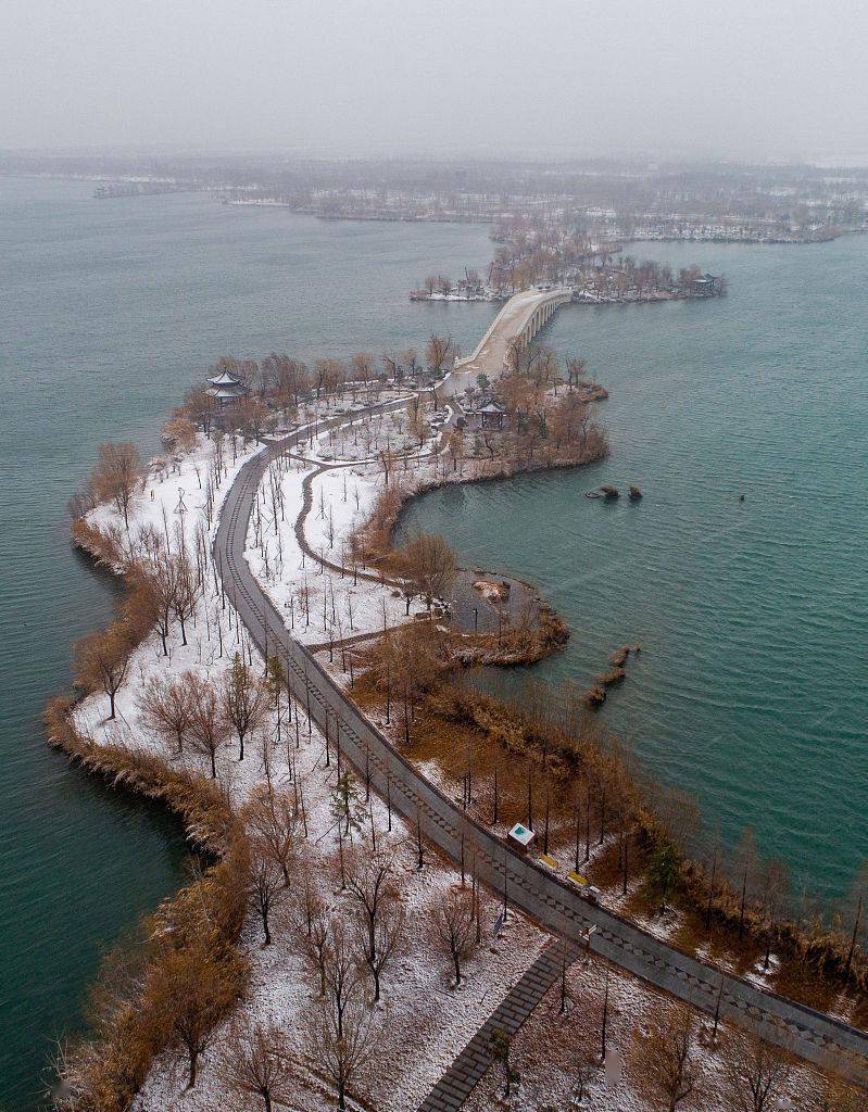 航拍安徽省淮北市烈山区南湖南湖生态公园雪景(来源:视觉中国)