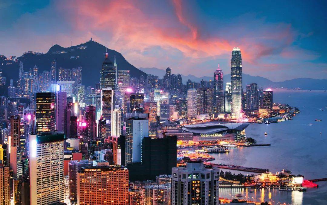 香港20万人住进“棺材房”：成年人的世界，没有容易二字