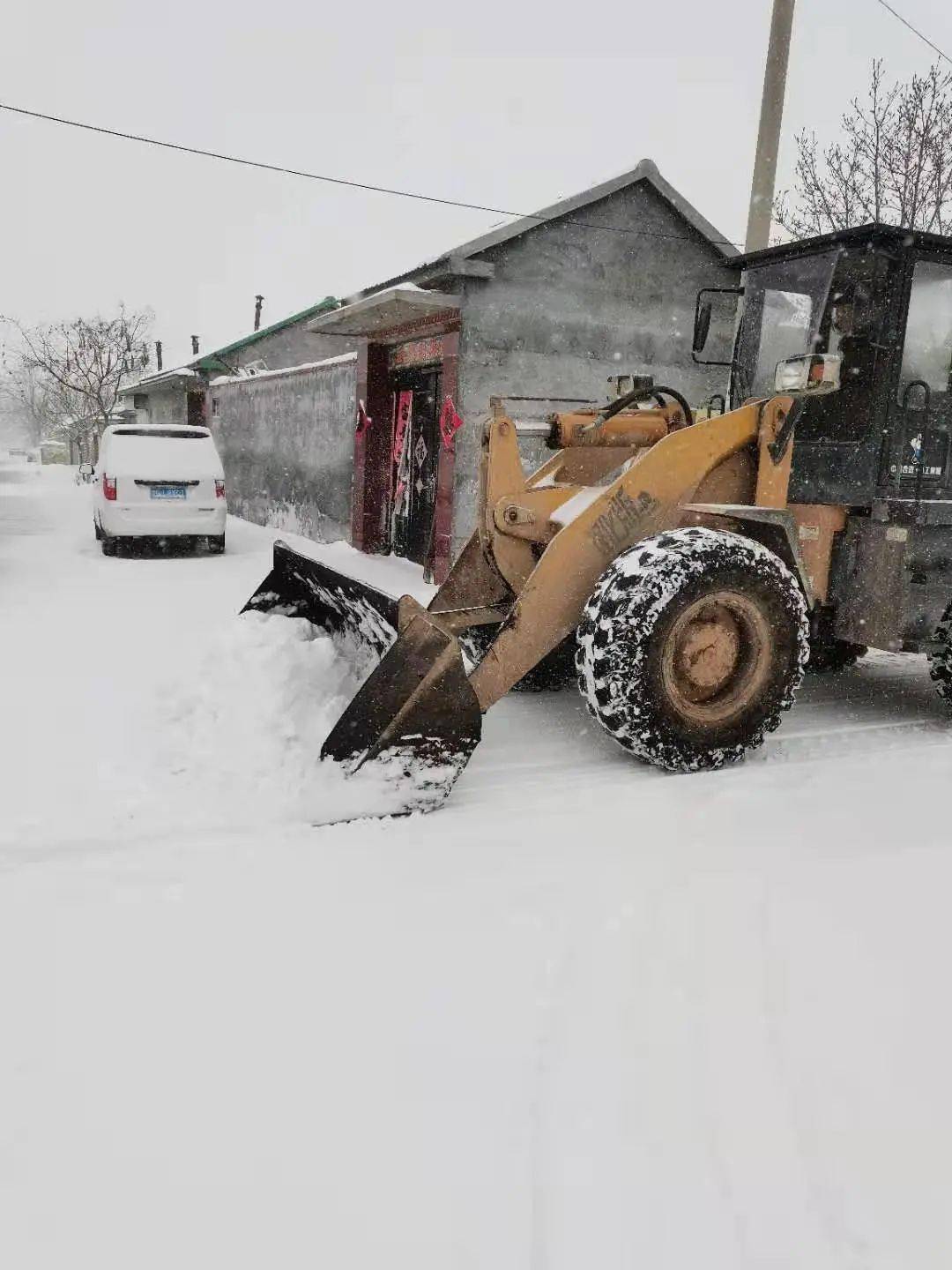 风雪弥漫 扫雪情浓丨红河镇开展积雪清扫行动