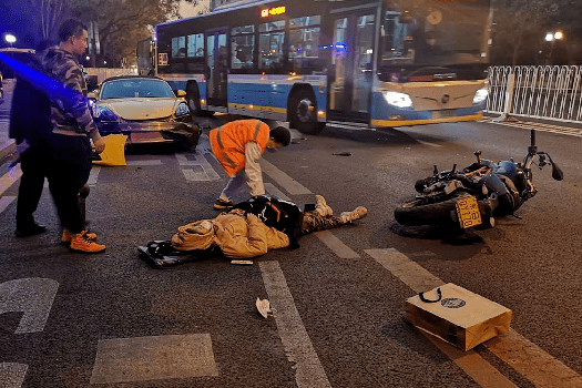 2020年11月,北京急救人员在车祸现场实施救护,图自北京急救中心官网
