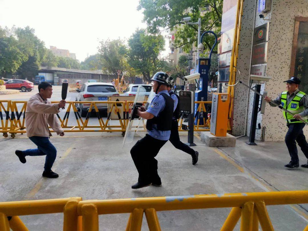 同时,学校积极开展反恐防暴相关知识的主题班会,并通过电子屏幕播放