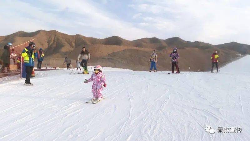 红岘台村毗邻黄河石林滑雪场,滑雪场的建立也让周边的村民,在寒冬农闲