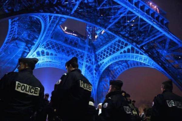 法国部署了10万名警察，以防止违反除夕宵禁规定，巴黎约40个地铁站已关闭
