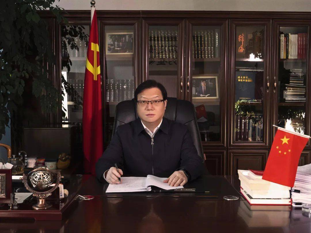 中共佳木斯市郊区委书记冯甲伟向全区人民致以新年的美好祝福