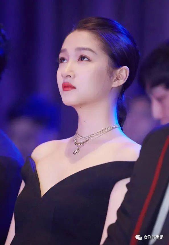 可以将关晓彤肩膀宽,脖子短等所有缺点都无限放大的黑色一字肩礼服裙