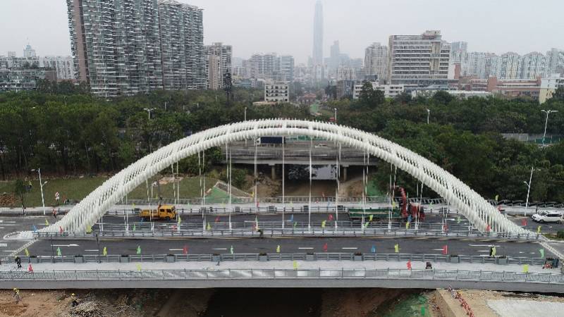 该工程打通了桂花路西侧断头路,新建景观拱桥横跨新洲河,通过红树林