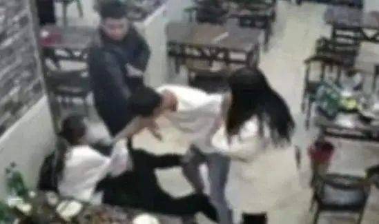 鲁可水热爱修脚,后来又学画画,他突发奇想:为什么不能将画画和修脚