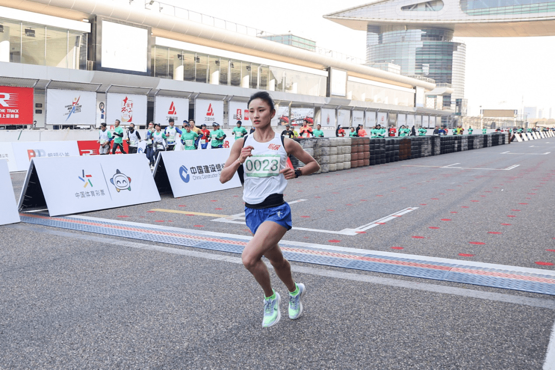 男子季军:0004号-刘承坤 成绩:1:07:57女子季军:0024号-龚缘圆 成绩:1