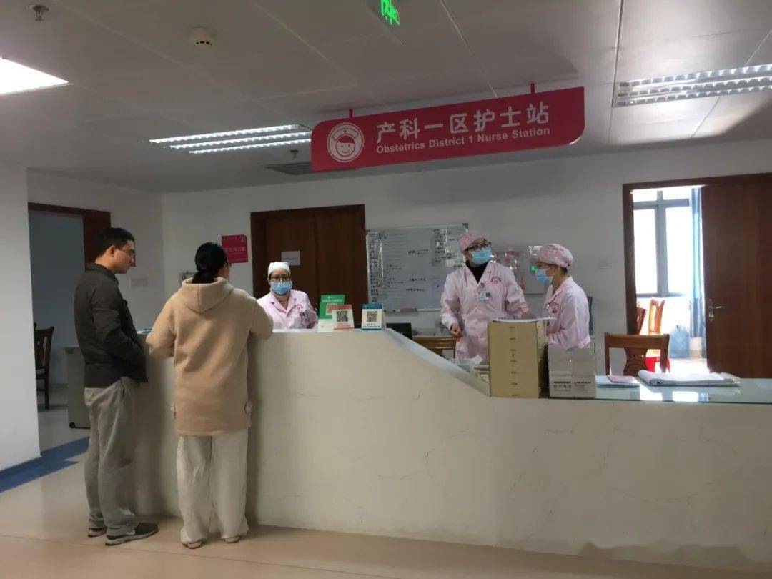 凌晨开始,医护人员就忙个不停,伴着动人的啼哭,一个个可爱的宝宝在