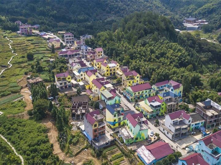 程迪)来自江西省庐山市白鹿镇秀峰村的村民邱丽丽未曾想到,她家这栋20
