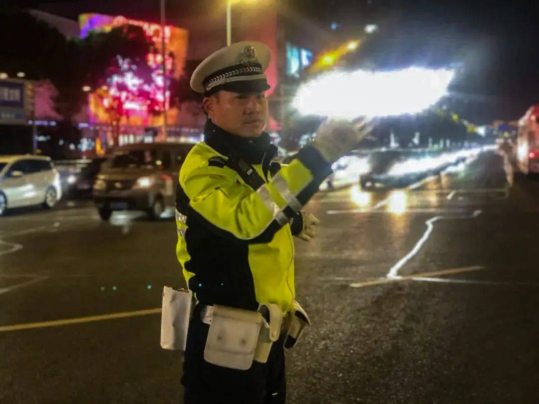 苏州交警坚守在岗,全力保障节假日期间的道路交通安全有序, 为市民的