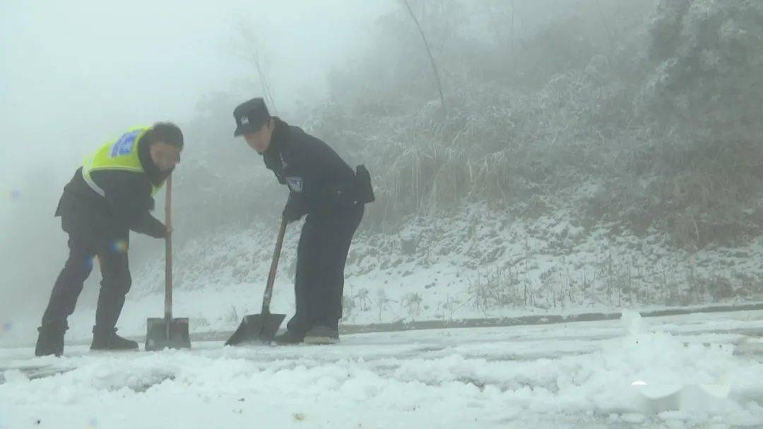 低温凝冻天气多部门抗冰除雪保安全