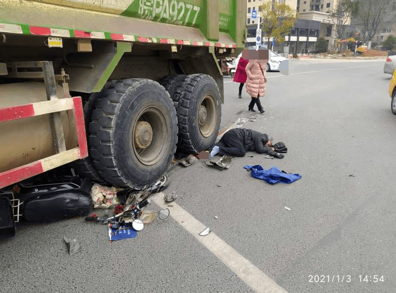 三中门口突发车祸,一老人卷入渣土车底