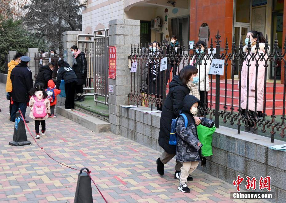 石家庄进入战时状态 探访当地学生上学情况