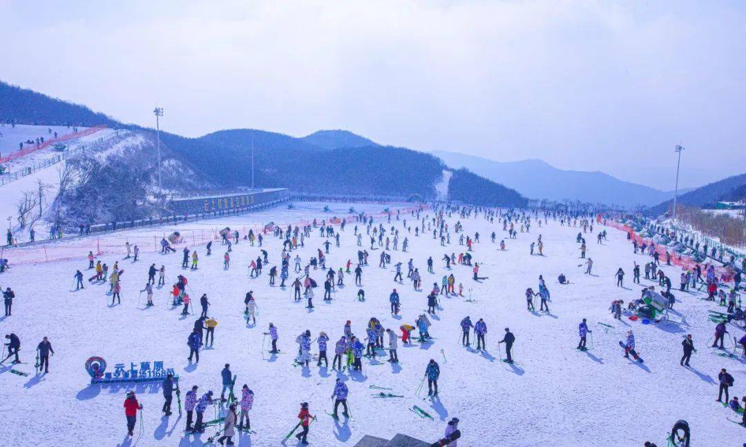 当朝阳洒落在这片山头的时候 云上草原滑雪场就准备要营业啦