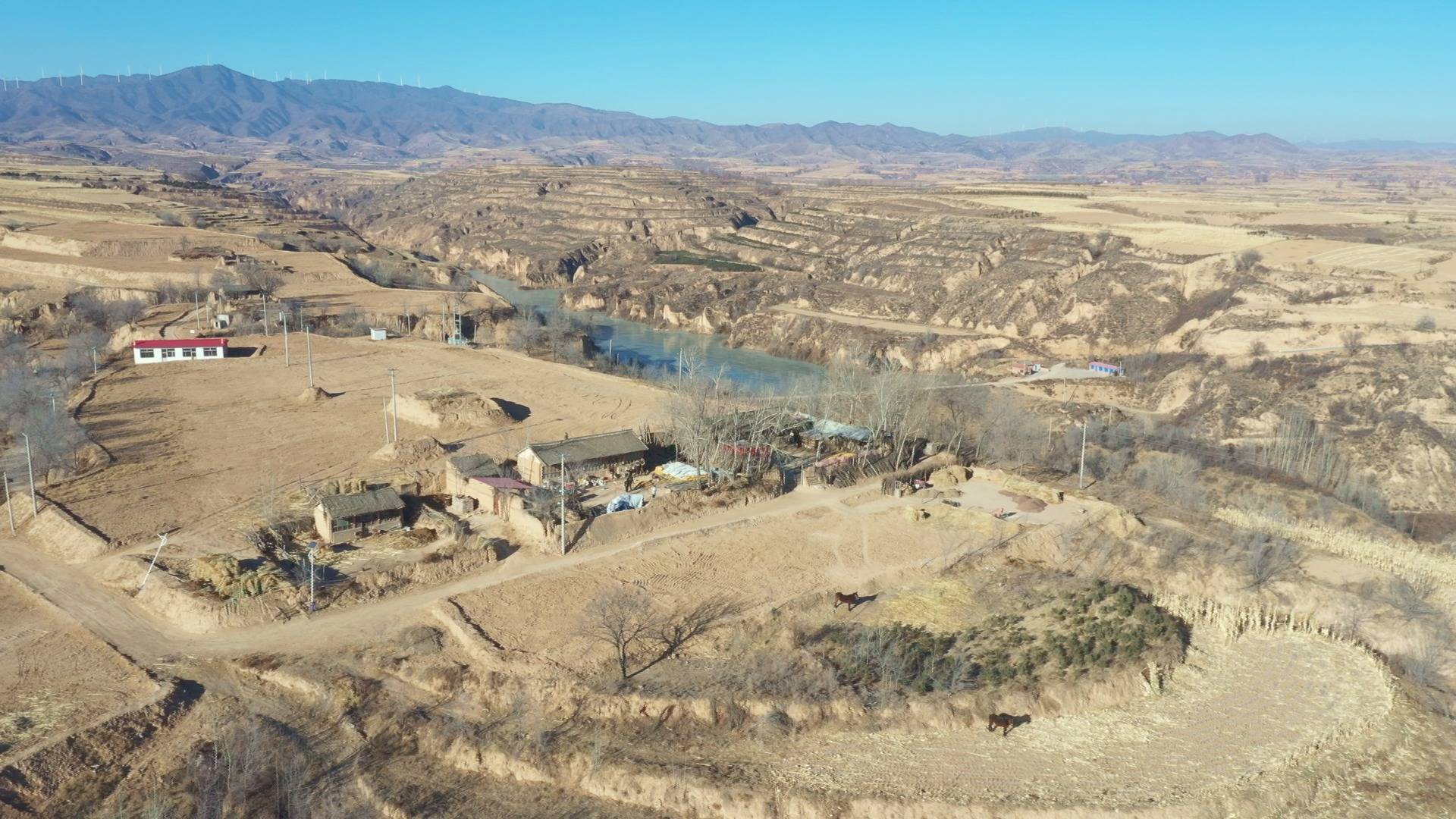 这是2020年12月30日拍摄的岚县土峪乡段家舍村(无人机照片).