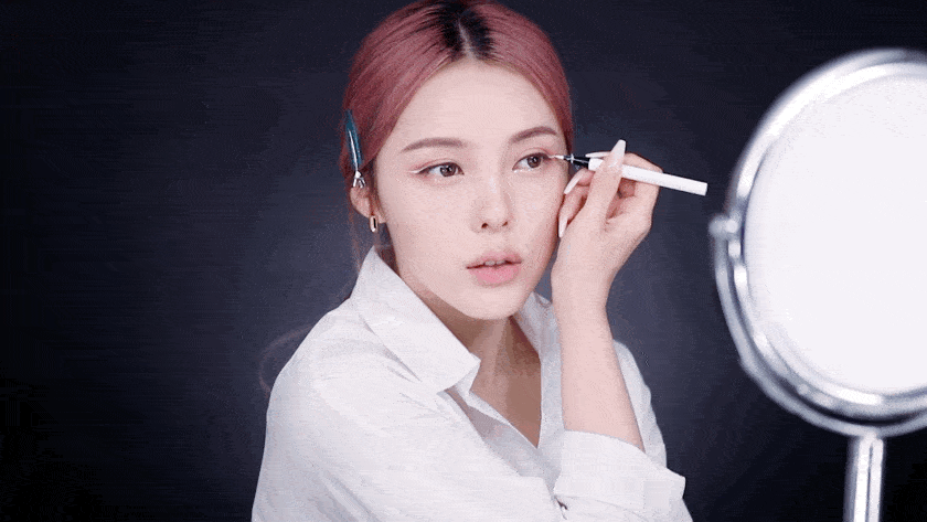 再用白色眼线在眼尾处,沿着下眼睑向上的走势画出微微上扬的眼尾~睫毛