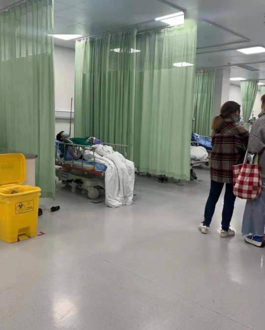 李希侃医院看病被偶遇 戴口罩躺病床上画面曝光_照片