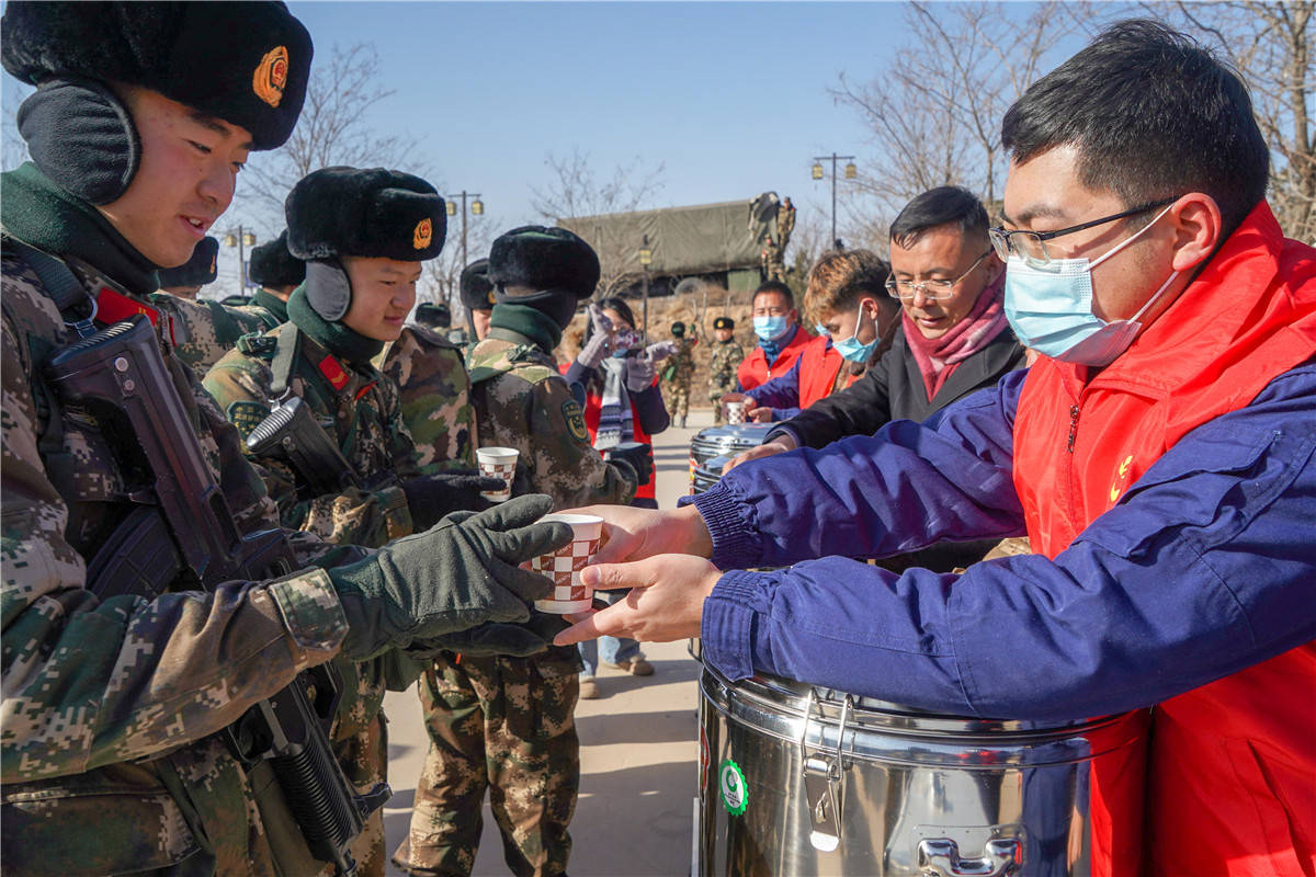 军民团结一家亲 送上热茶暖兵心_手机搜狐网