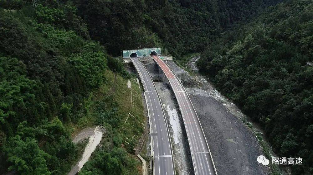 高速公路串丝至佛耳岩段建设的宣传,他告诉记者: 交通发展在绥江来说