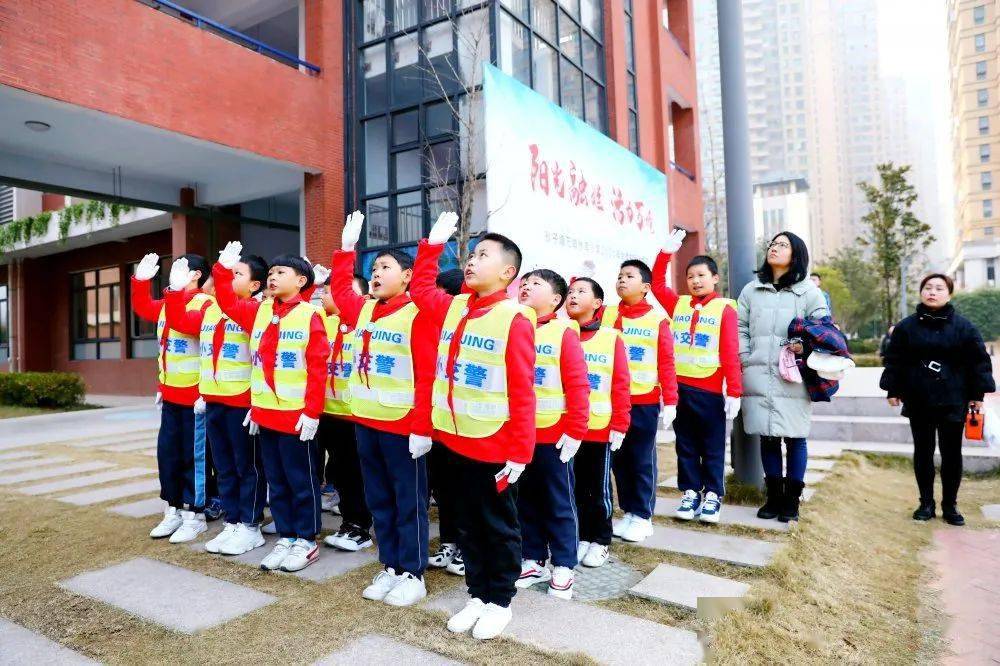 升旗仪式争做文明小君子记砂子塘万境水岸小学第19周升旗仪式