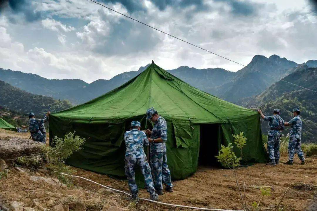 军校毕业到了部队,经常参加野外驻训,有时一年有好几次,搭帐篷住帐篷
