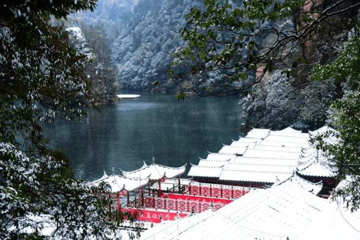 张家界宝峰湖：新年首雪美如画