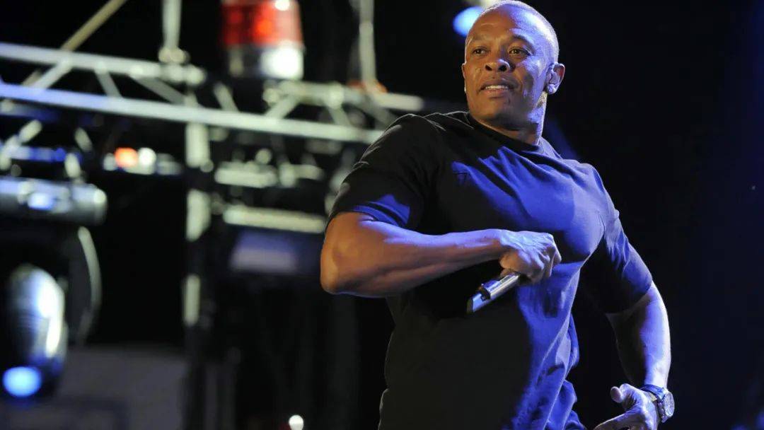 dr.dre 现年 55 岁,为西岸 hip-hop 代表人物,早年因加入说唱团体 n.