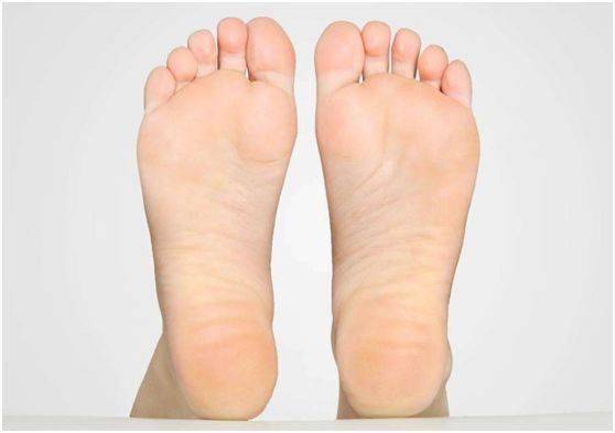 中医学认为,正常脚底颜色略红,也就是说脚部最佳的颜色应该是"红润.