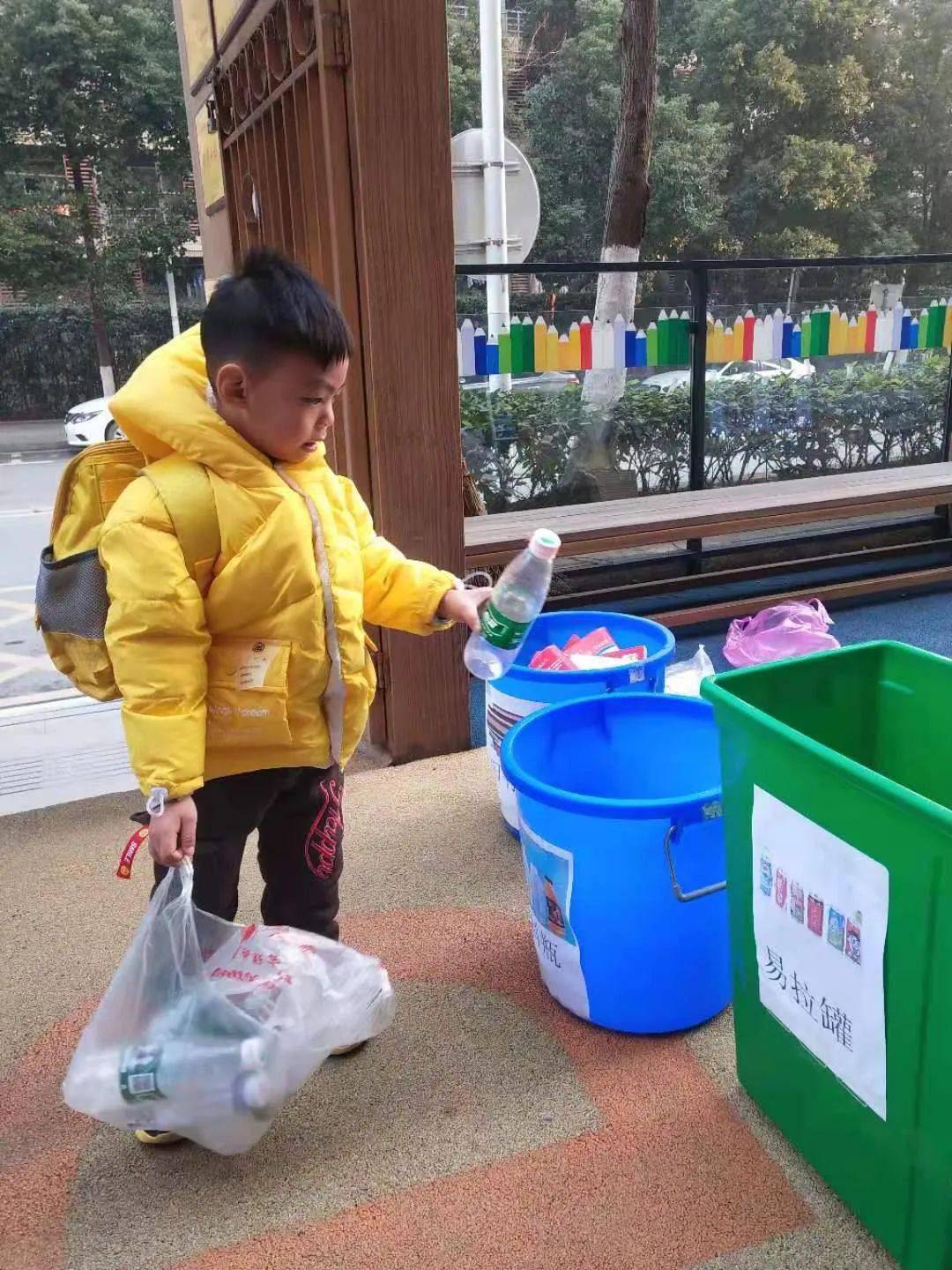 孩子们有了更强的低碳环保意识,真切感受到资源回收,低碳生活的重要