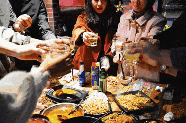 真章无论谈判或者联系感情中国人的酒文化博大精深当然少不了喝酒干杯