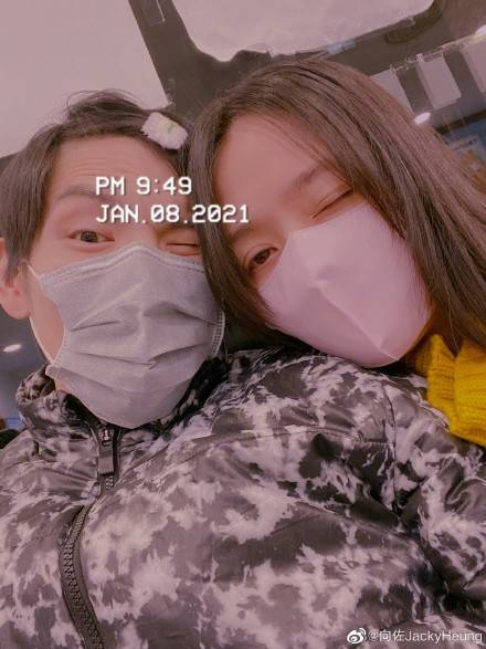 向佐郭碧婷女儿出生一百天 晒出一家三口牵手照