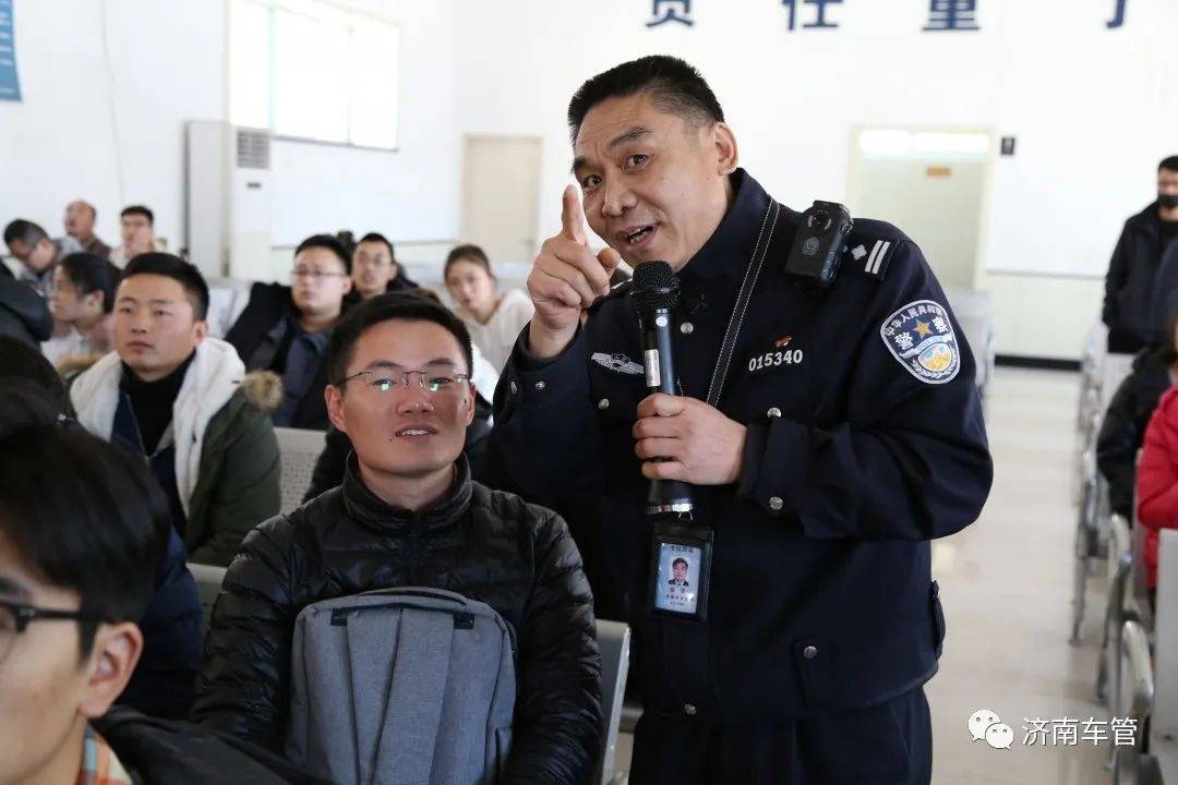 致敬首个中国警察节——济南车管"段子手"张浩