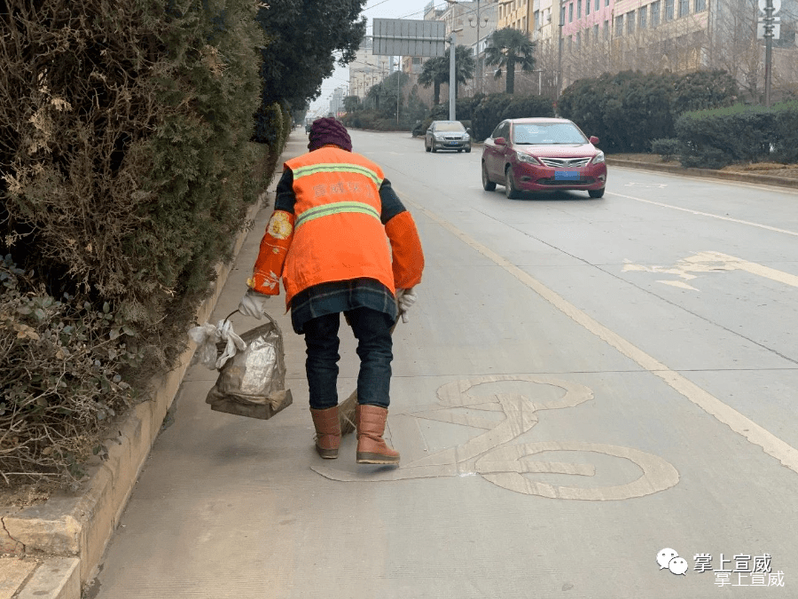 睡得比狗晚"的时候当我们在朋友圈各种抱怨在宣威,环卫工人"不怕冷"