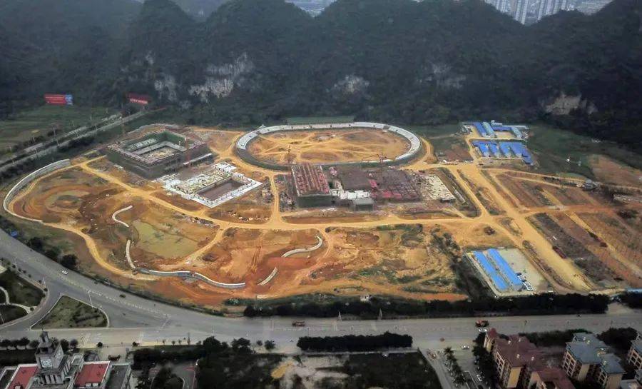 凭祥市文化体育中心位于凭祥新区,紧邻友谊关大道,建设用地总面积16