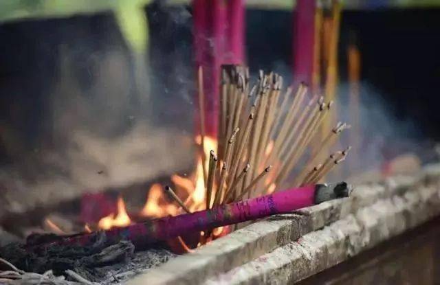 烧香不小心被香火烫了,预示要发生这十种情况!