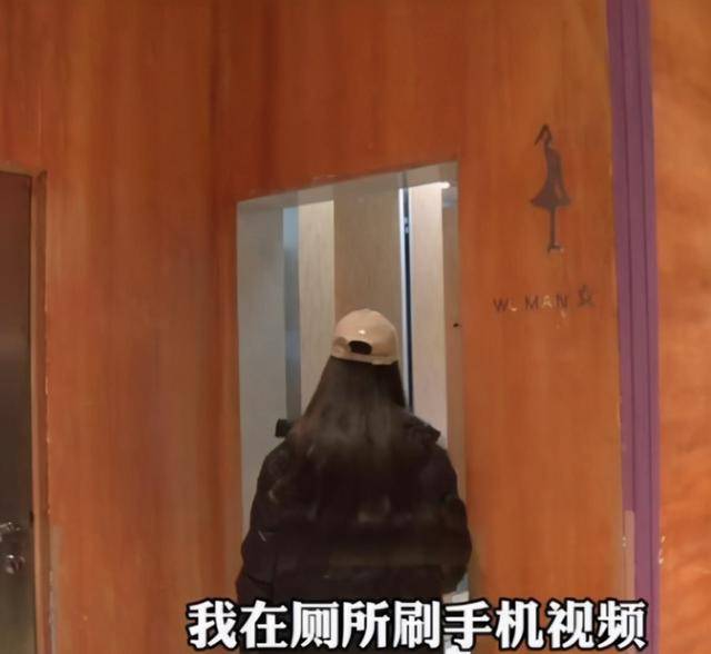 原创重庆一商场卫生间惊现偷窥男趴在地板上偷看女生上厕所太恐怖